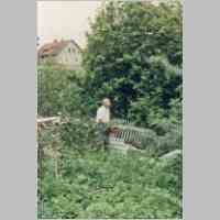 083-1013 Bernhard Klein im Jahre 1993 im Schulgarten Richau. Im Hintergrund das Wohnhaus von Bauer Emil Ragnat..jpg